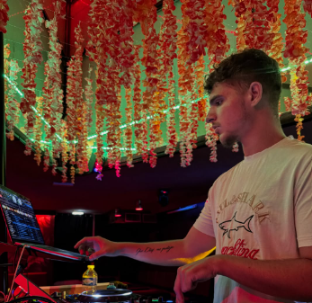 DJ | Y WHINE